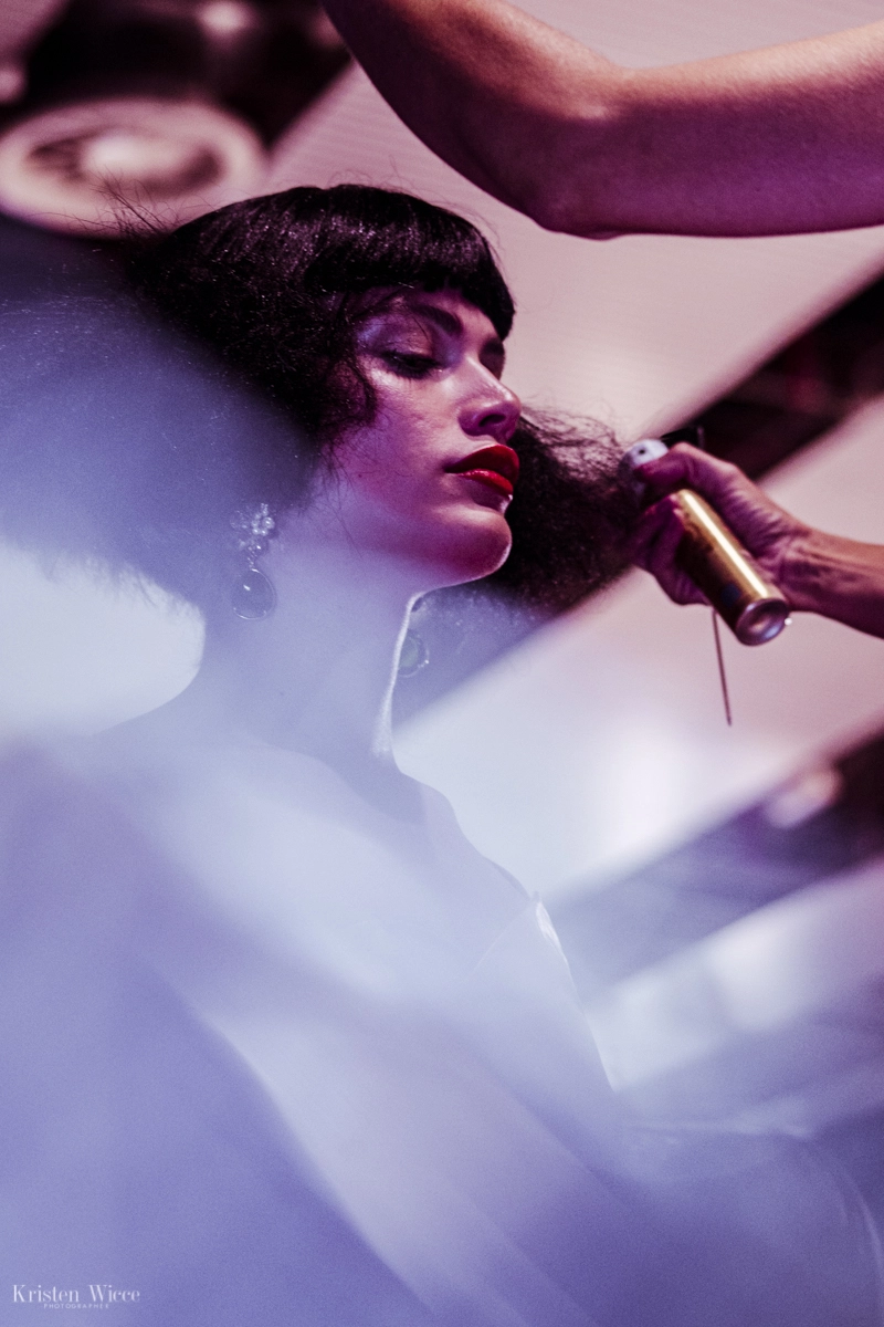 Momento en el backstage del desfile 