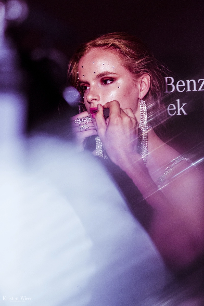 Momento en el backstage del desfile 