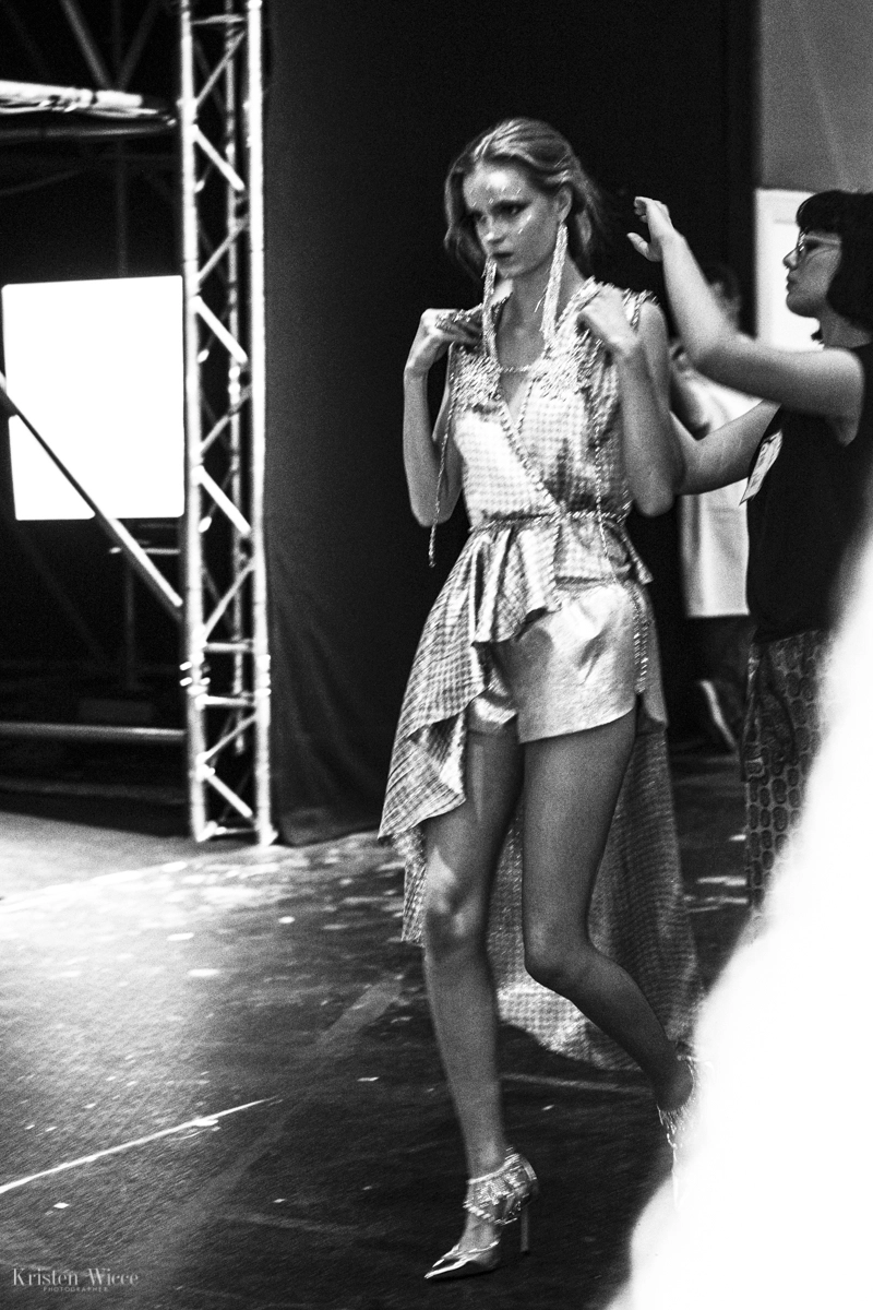 Momento en el backstage del desfile 