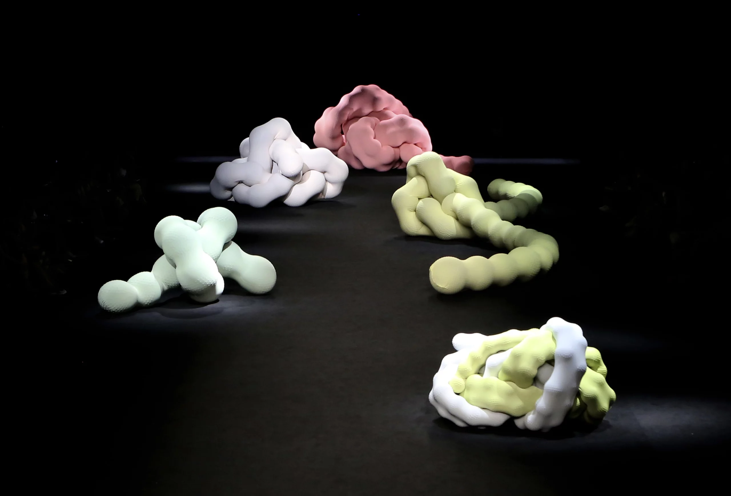 Escenografía del desfile “A short story of weird girls”, colección primavera verano 2020 de la diseñadora de moda Ana Locking en la Mercedes Benz Fashion Week de Madrid, esculturas creadas por la artista Eva Fabregas