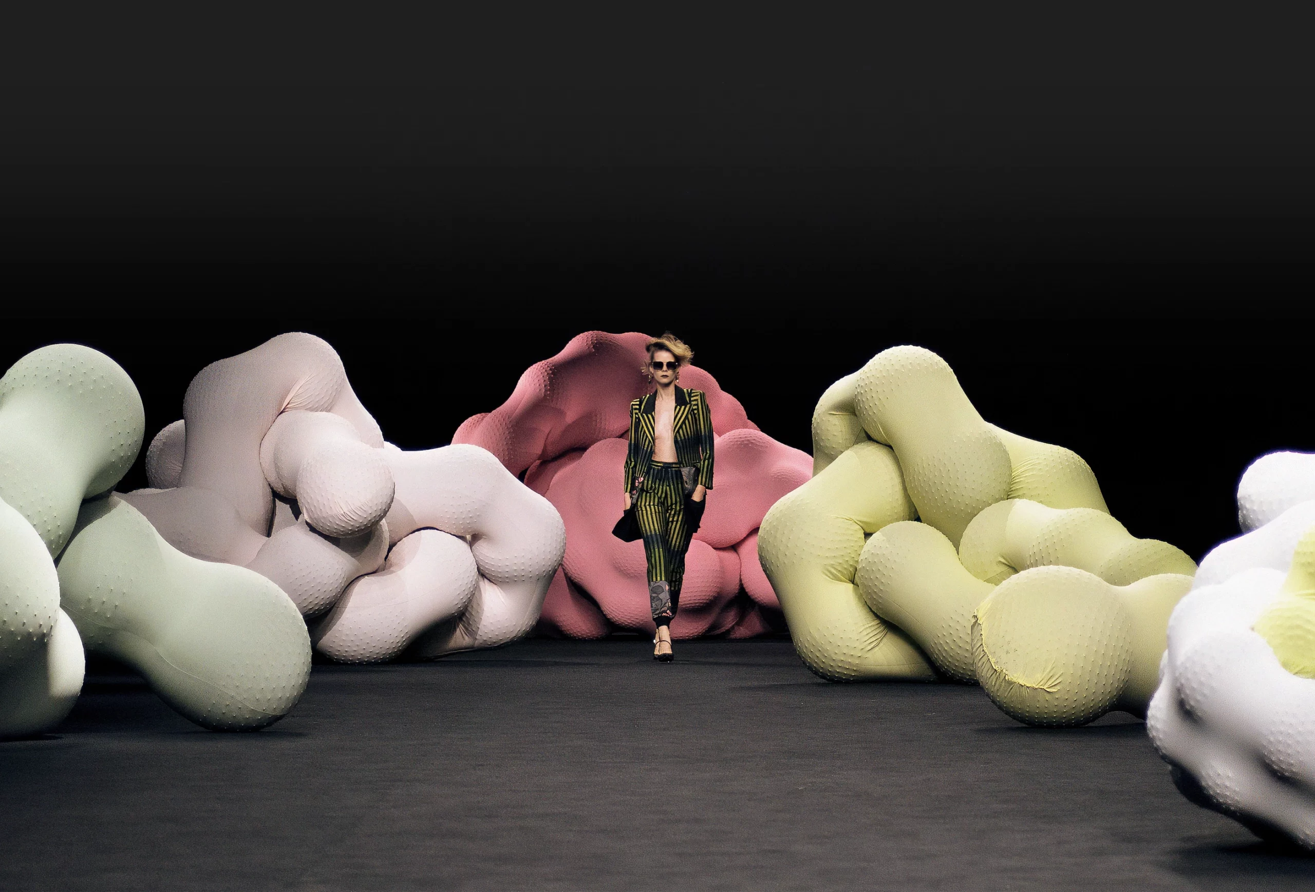 Arranque del desfile “A short story of weird girls”, colección primavera verano 2020 de la diseñadora de moda Ana Locking en la Mercedes Benz Fashion Week de Madrid