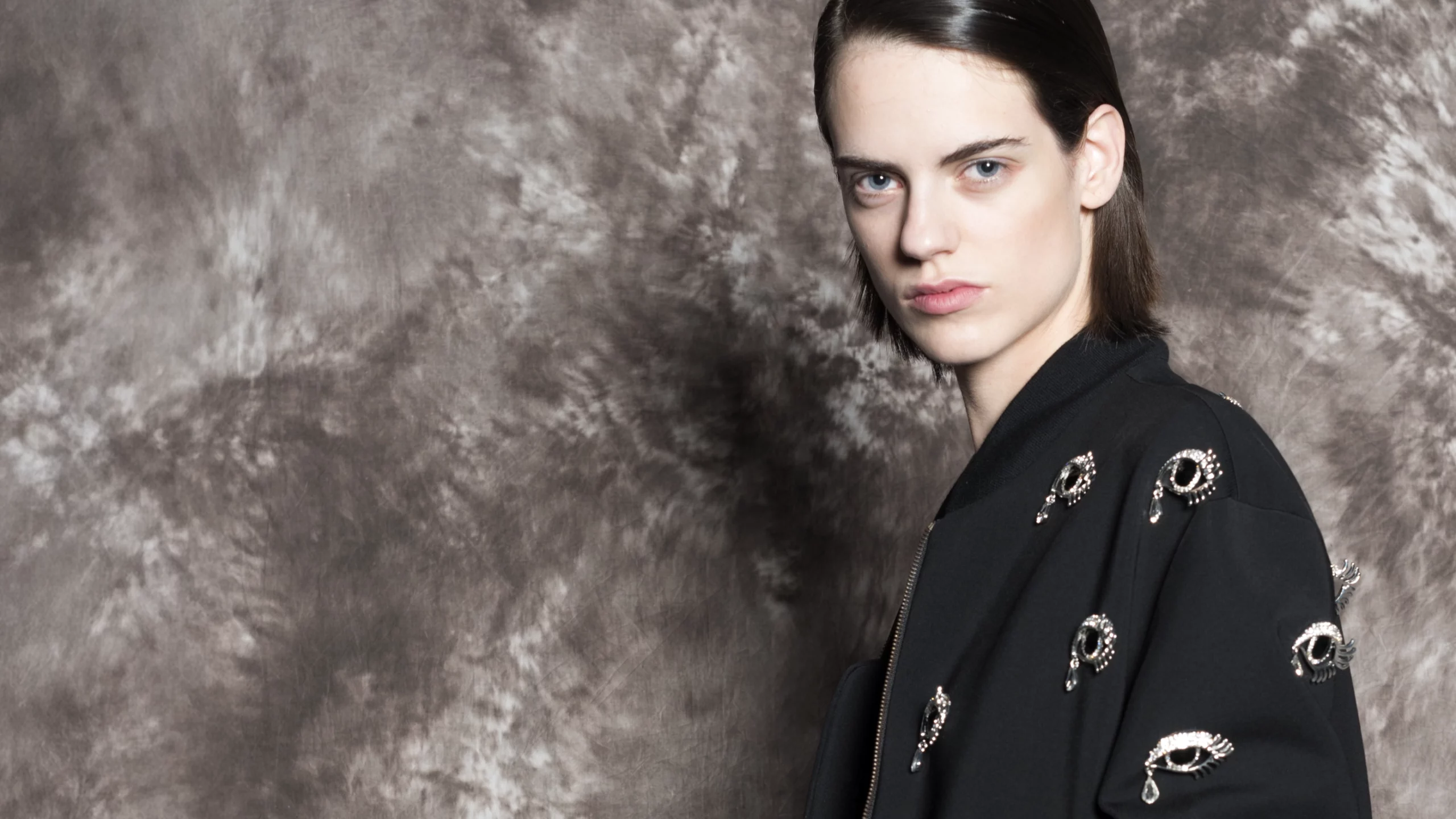 Momento en el backstage del desfile “A short story of weird girls”, colección primavera verano 2020 de la diseñadora de moda Ana Locking en la Mercedes Benz Fashion Week de Madrid