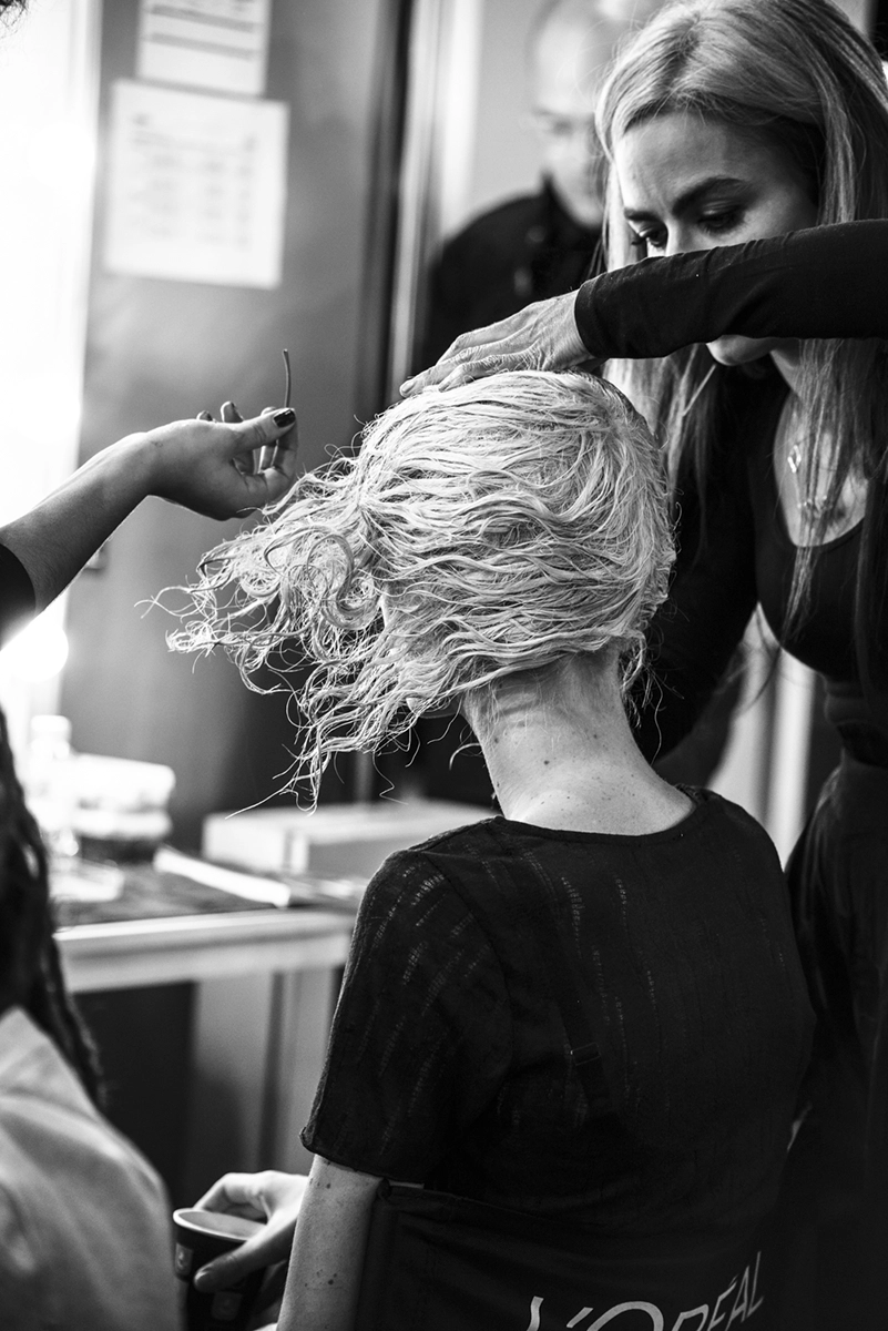 Momento en el backstage del desfile 