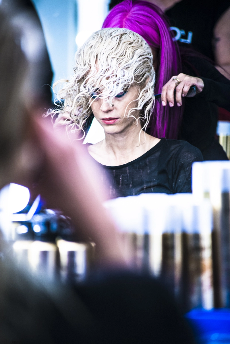 Momento en el backstage del desfile 