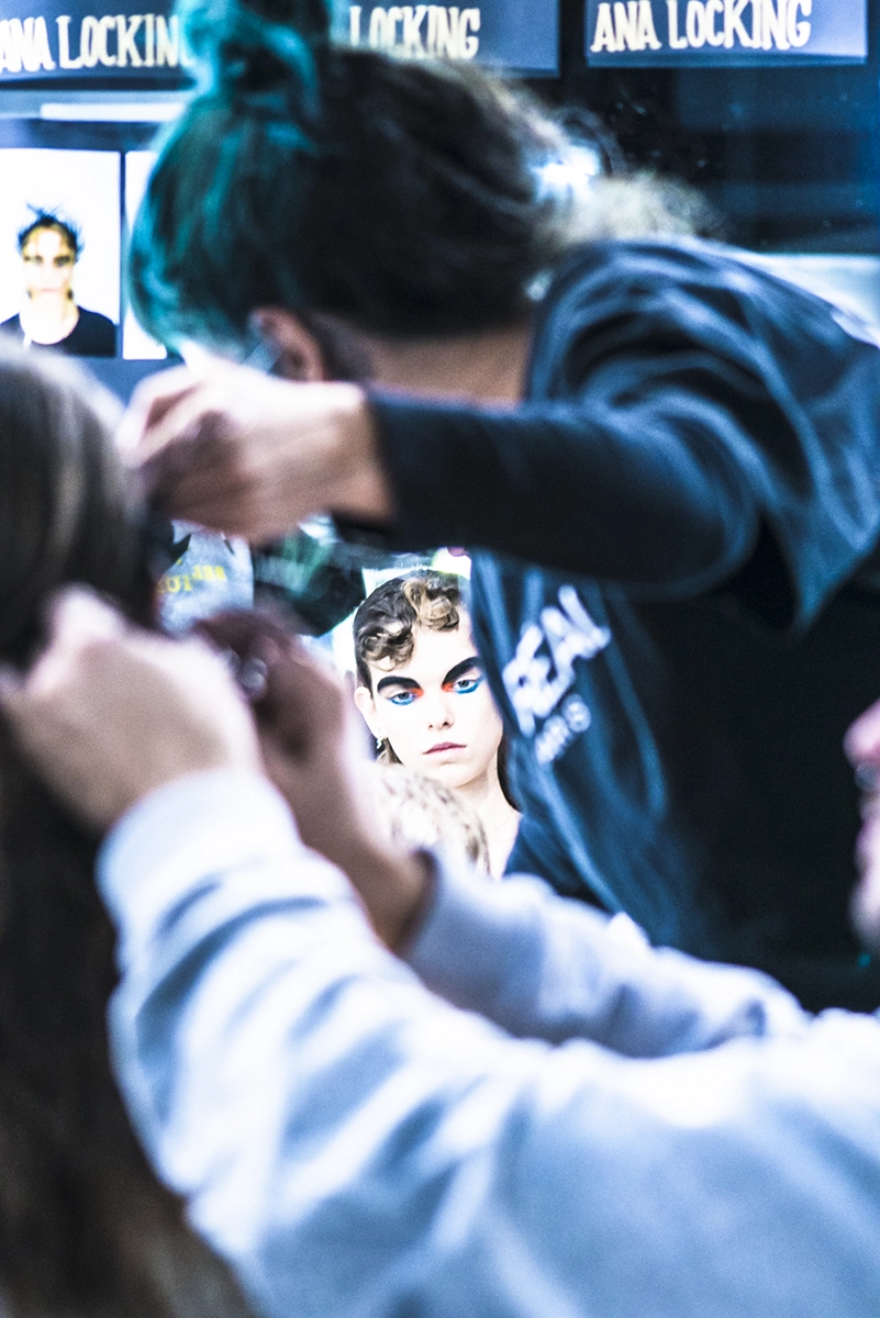 Momento en el backstage del desfile 