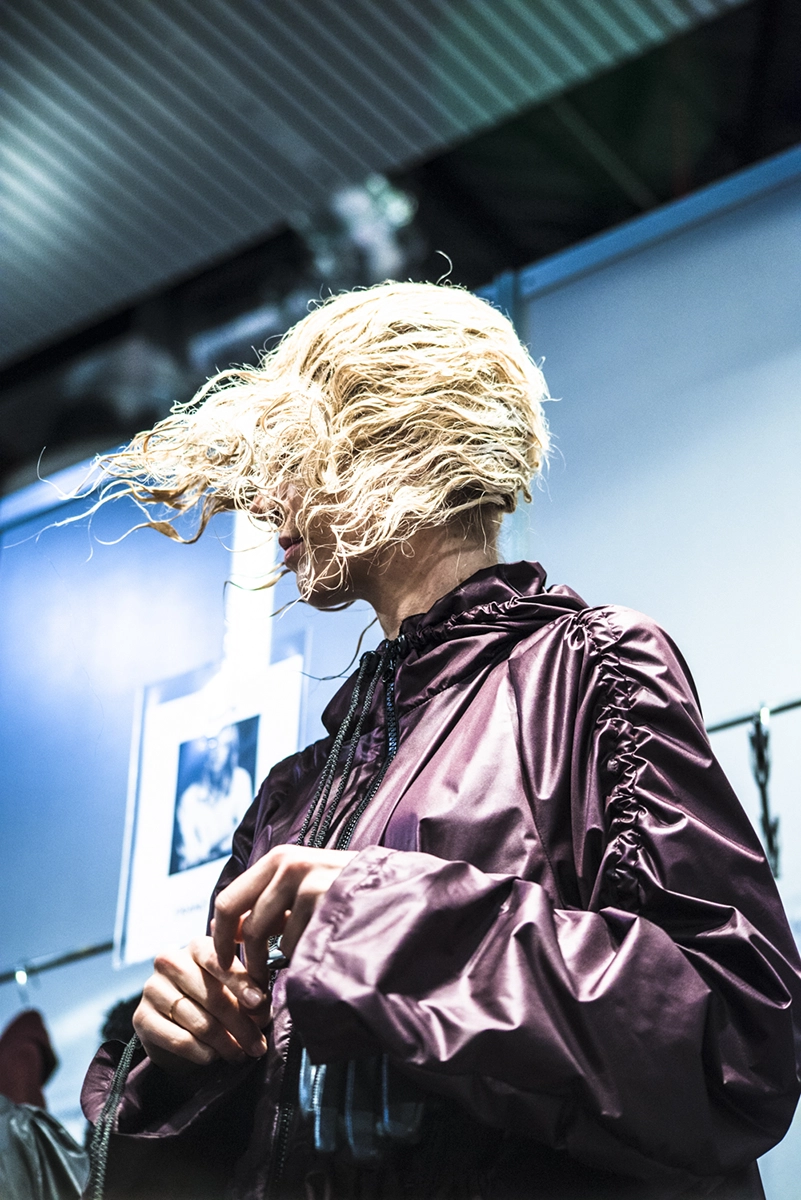 Momento en el backstage del desfile 