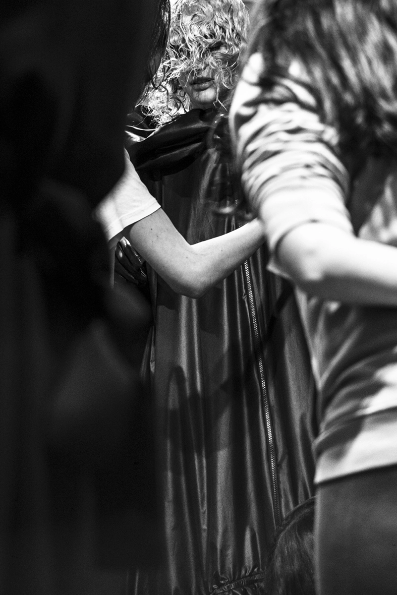 Momento en el backstage del desfile 