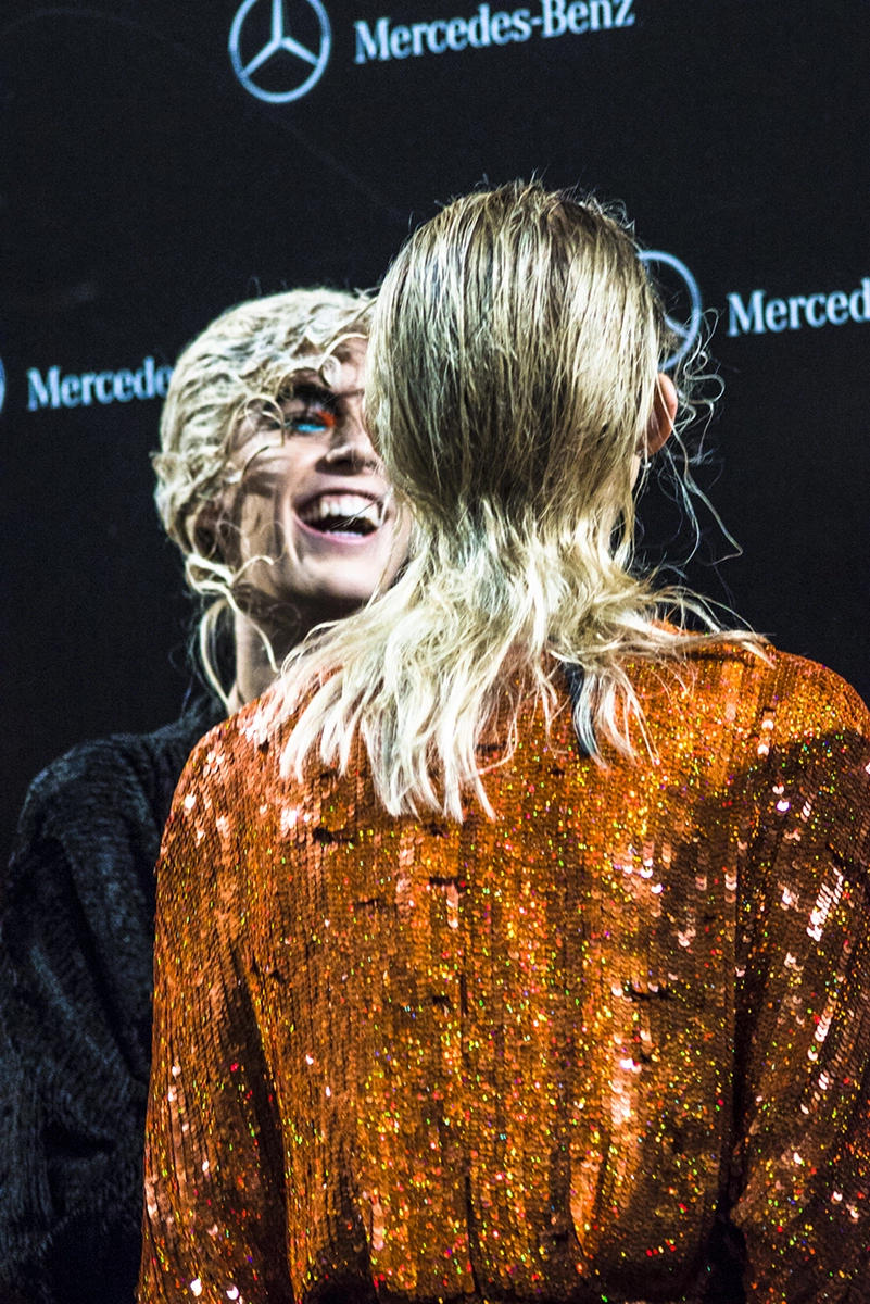 Momento en el backstage del desfile 