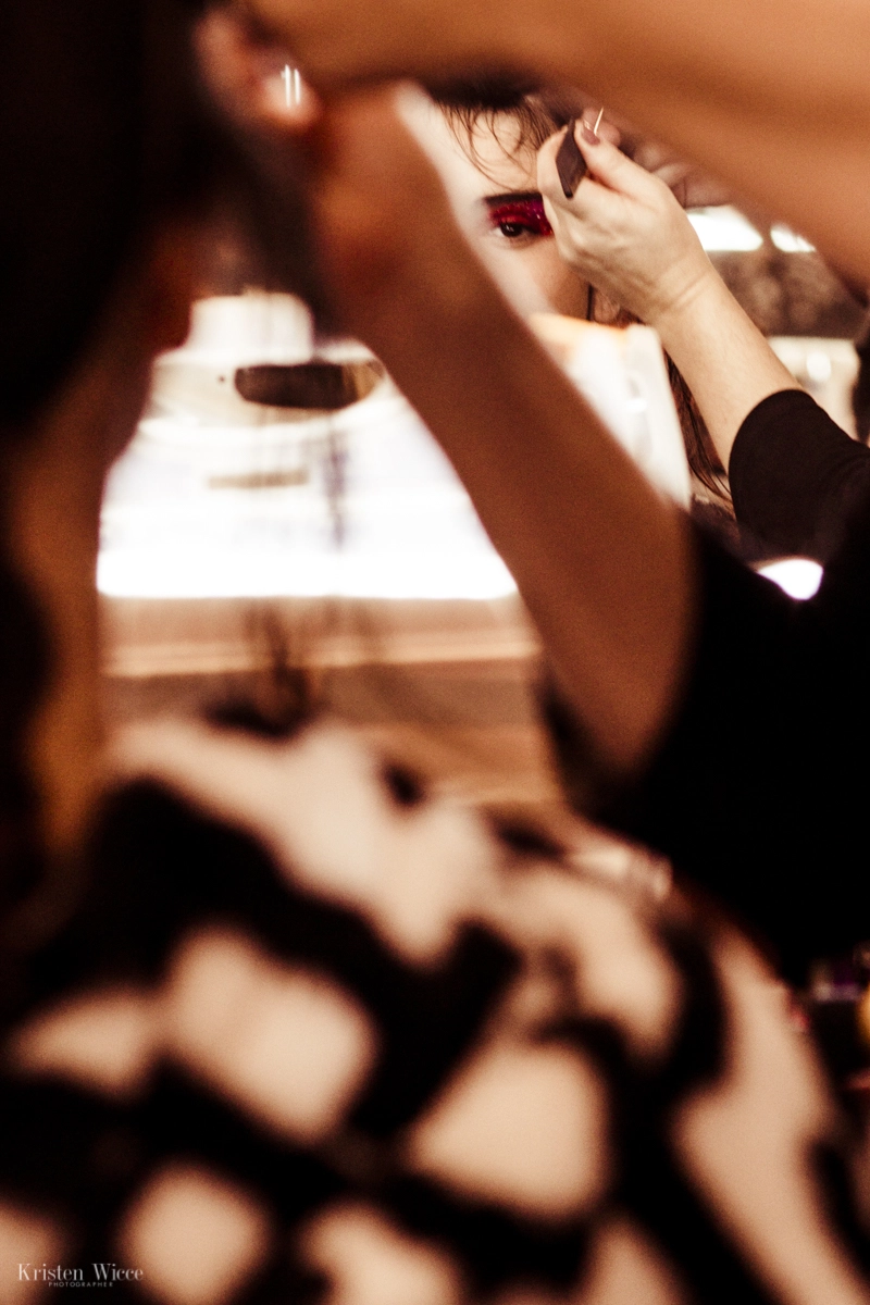 Momento en el backstage del desfile 