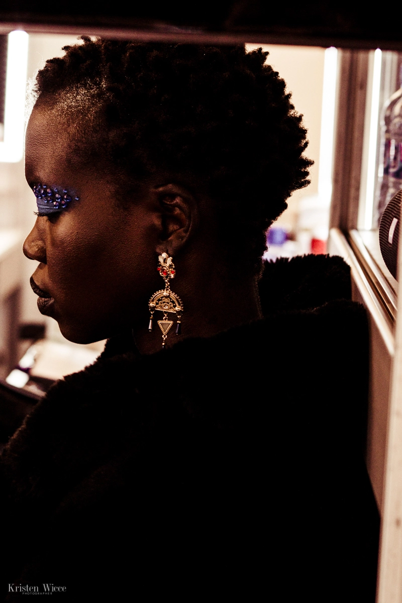 Momento en el backstage del desfile 