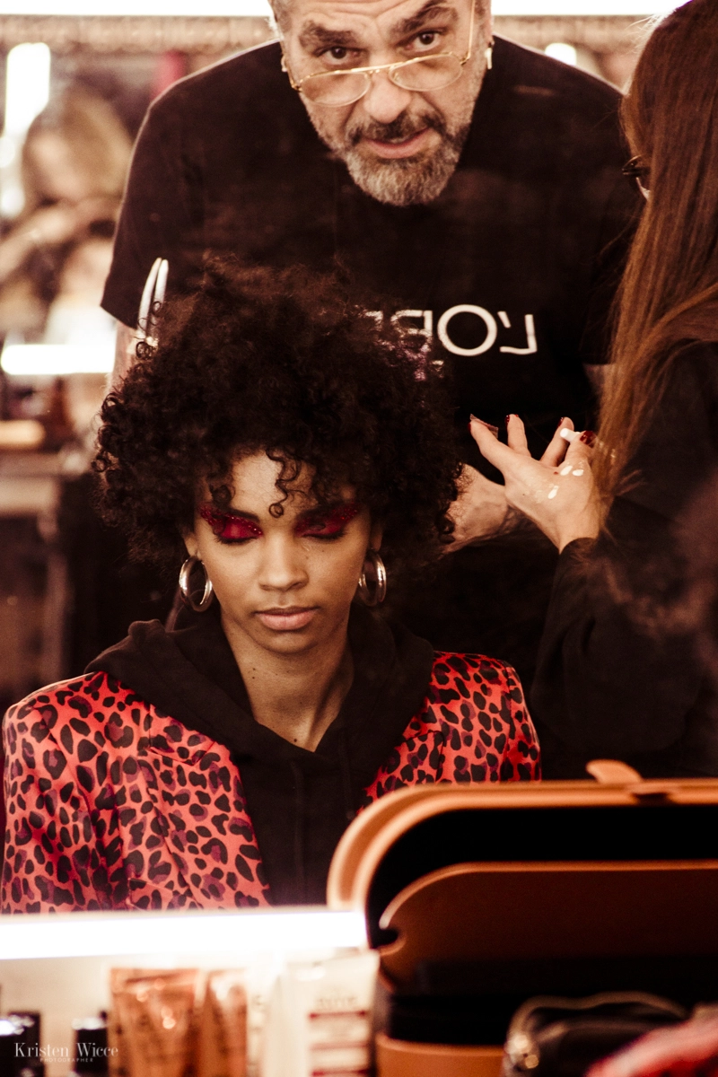 Momento en el backstage del desfile 