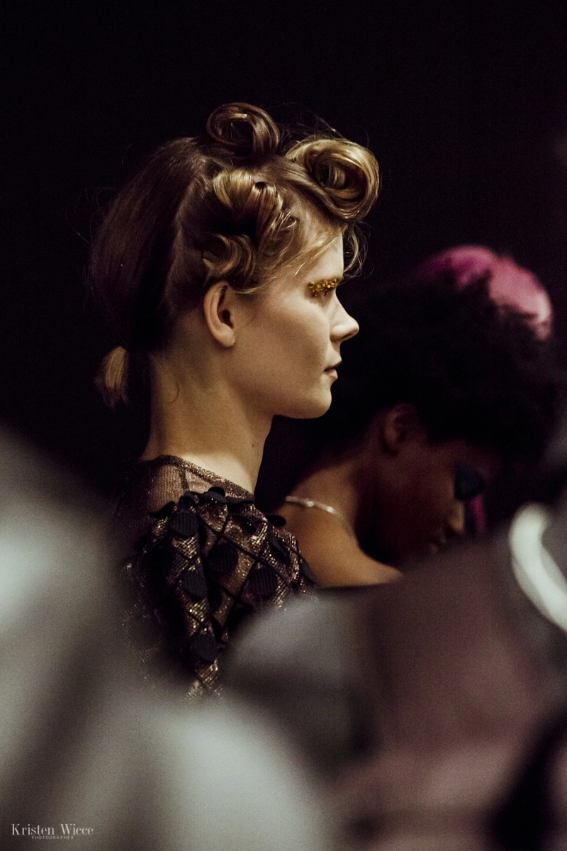 Momento en el backstage del desfile 