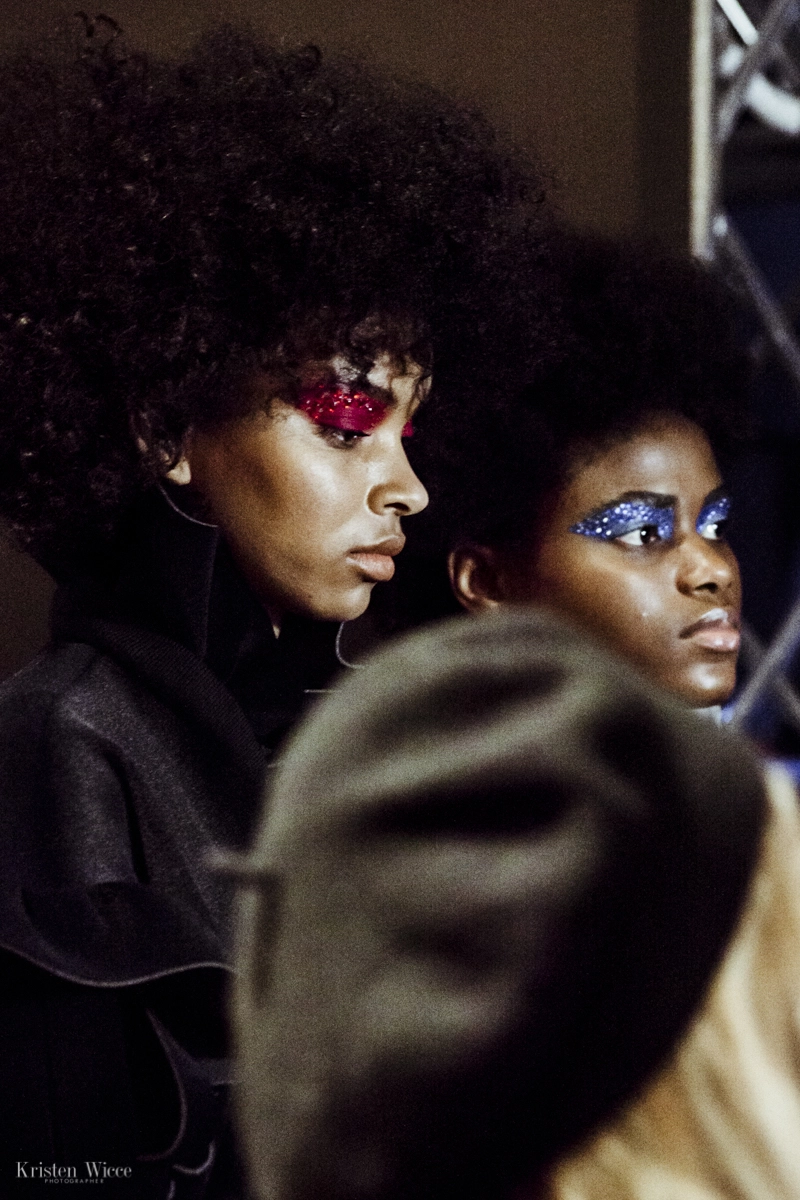 Momento en el backstage del desfile 