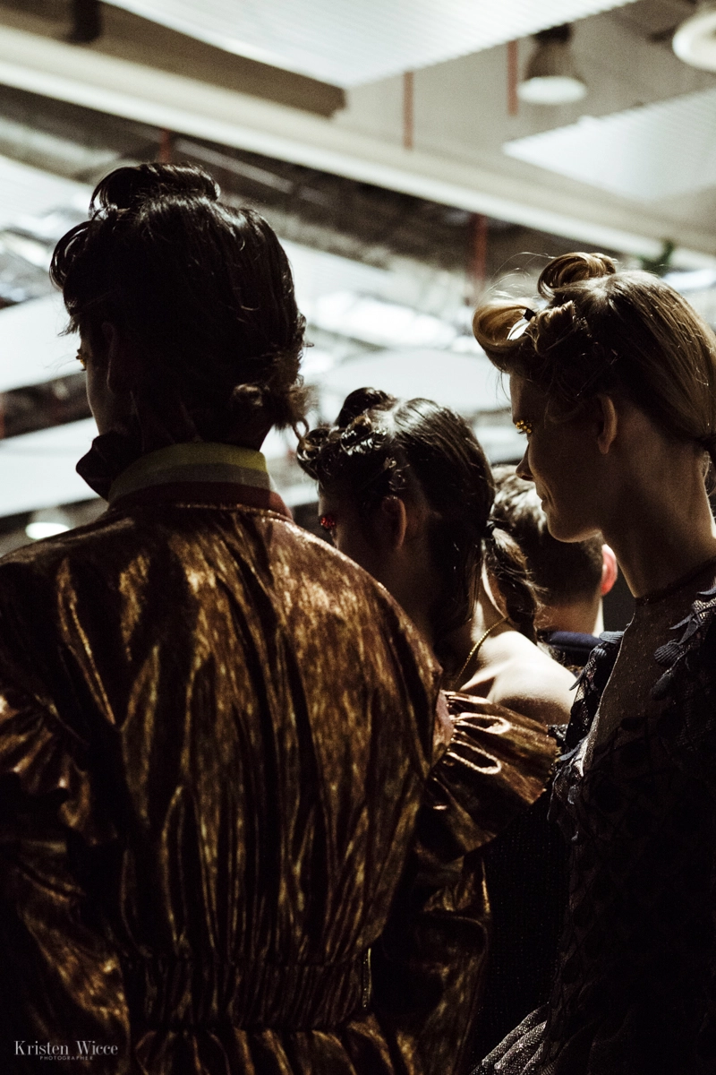 Momento en el backstage del desfile 