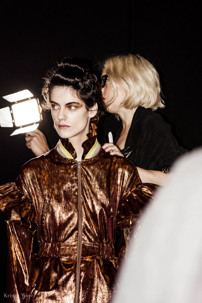 Momento en el backstage del desfile 