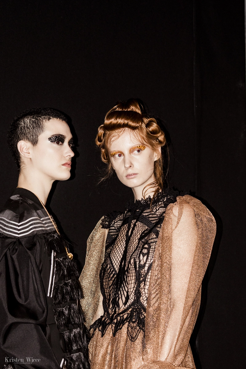 Momento en el backstage del desfile 