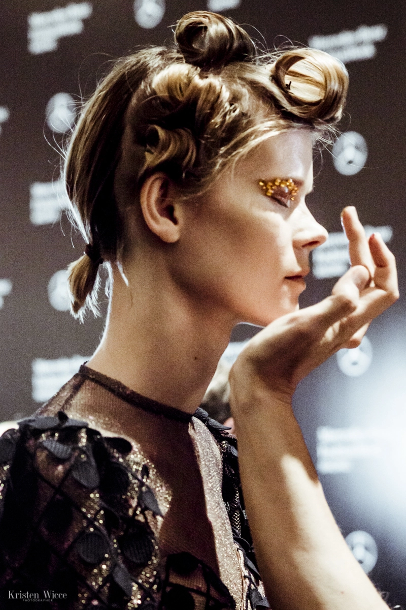 Momento en el backstage del desfile 