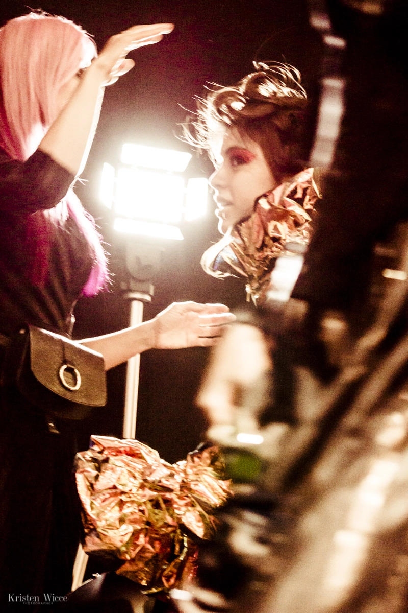 Momento en el backstage del desfile 