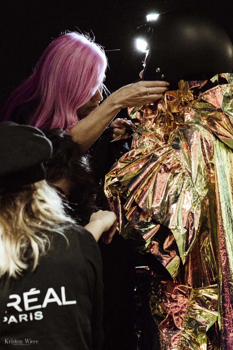 Momento en el backstage del desfile 