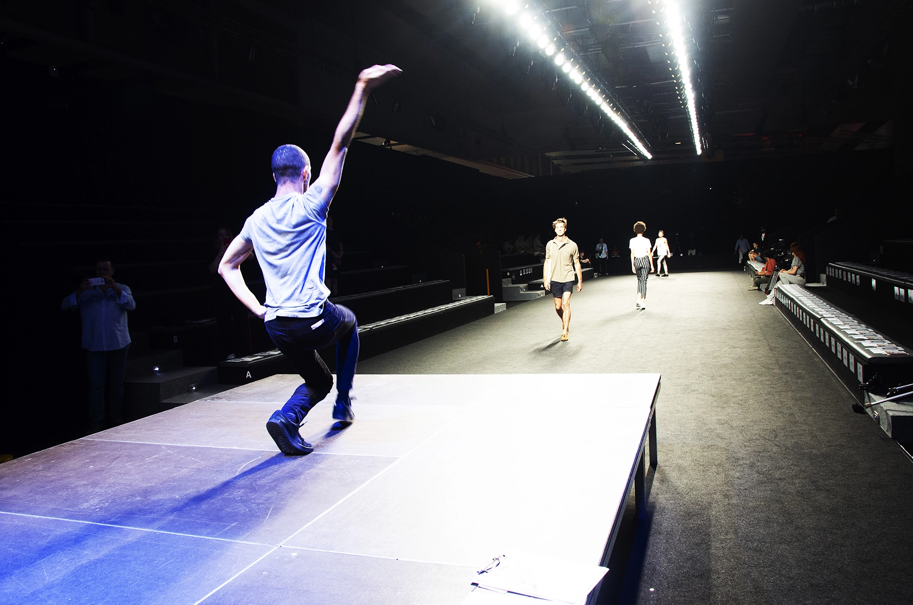 Momentos previos en el backstage del desfile 