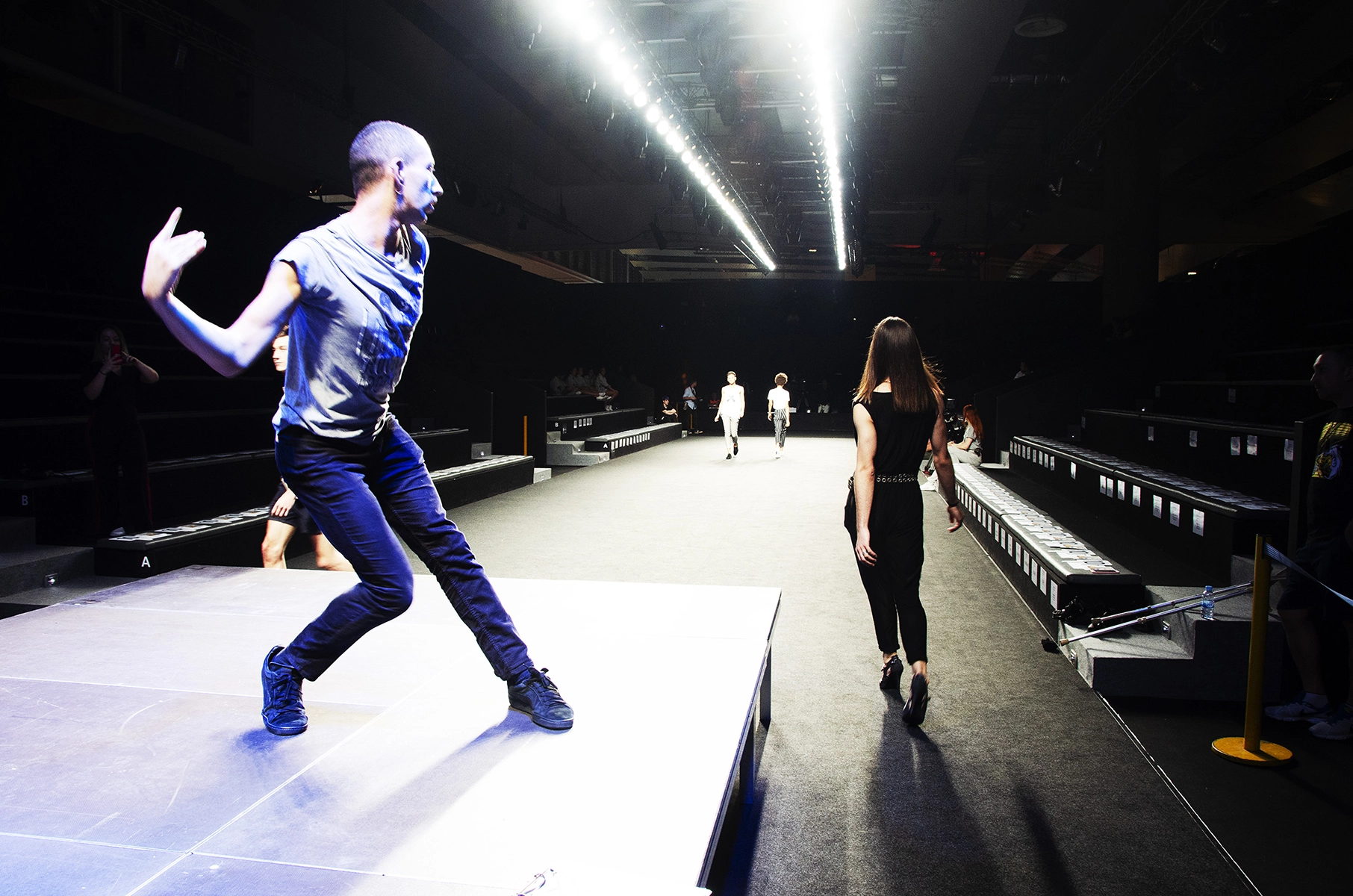 Momentos previos en el backstage del desfile 