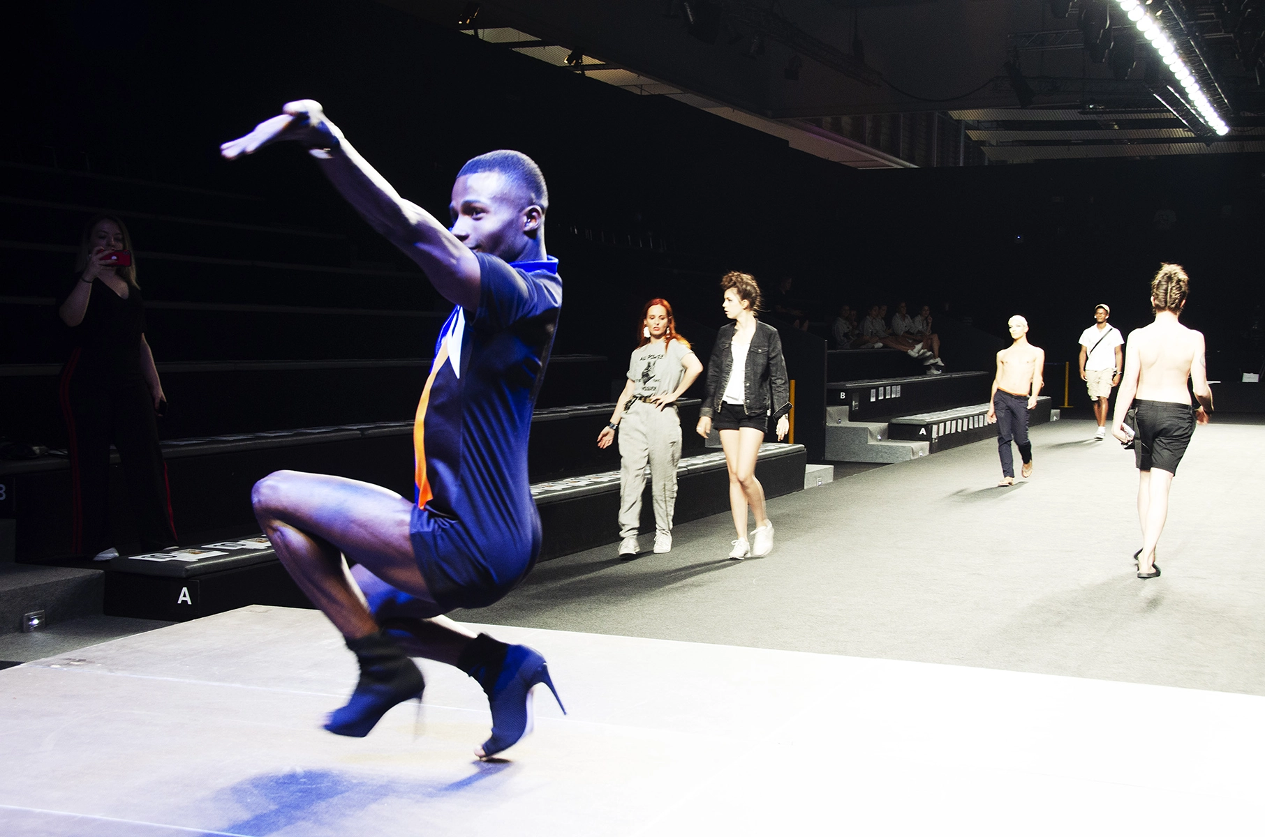 Momentos previos en el backstage del desfile 