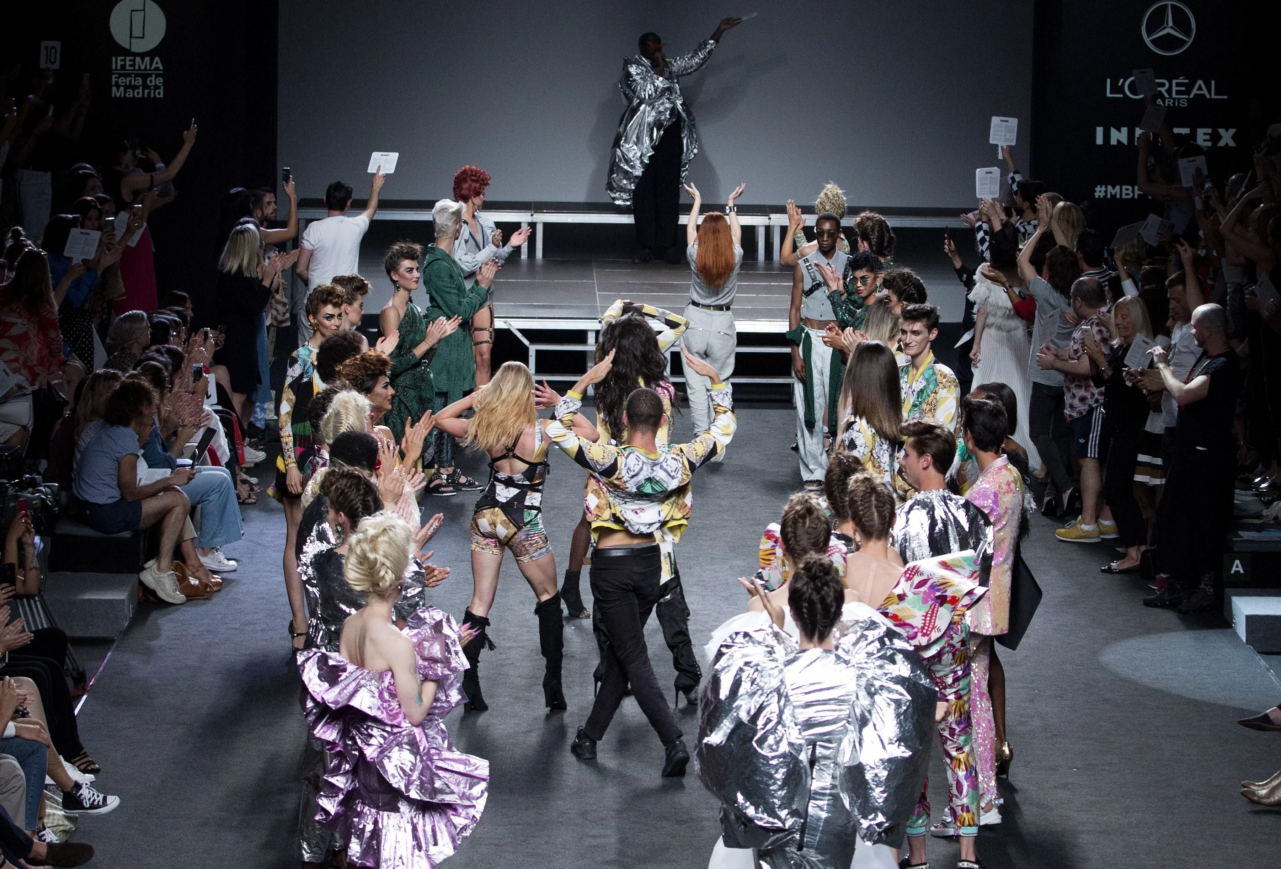 Saludo final desfile “Realness”, colección primavera verano 2019 de la diseñadora de moda Ana Locking en la Mercedes Benz Fashion Week de Madrid.