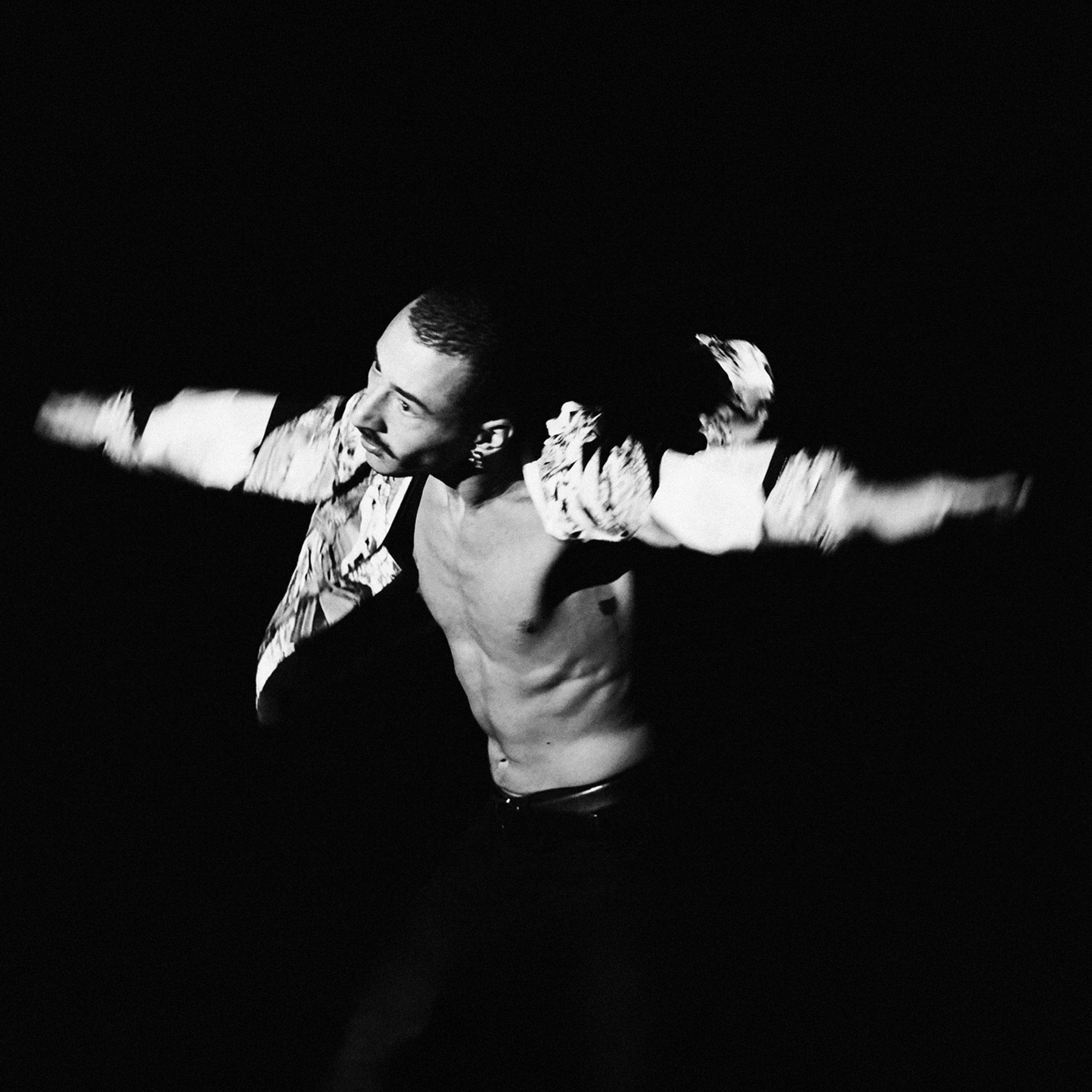 LSS de Yanou Ninja durante el comienzo del desfile “Realness”, colección primavera verano 2019 de la diseñadora de moda Ana Locking en la Mercedes Benz Fashion Week de Madrid.