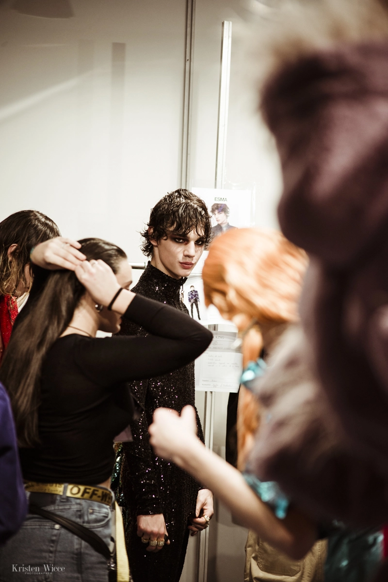 Momento en el backstage del desfile 