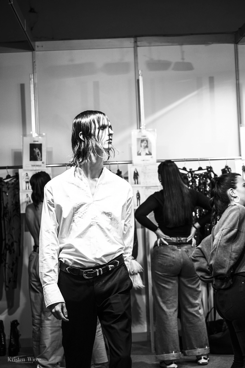 Momento en el backstage del desfile 