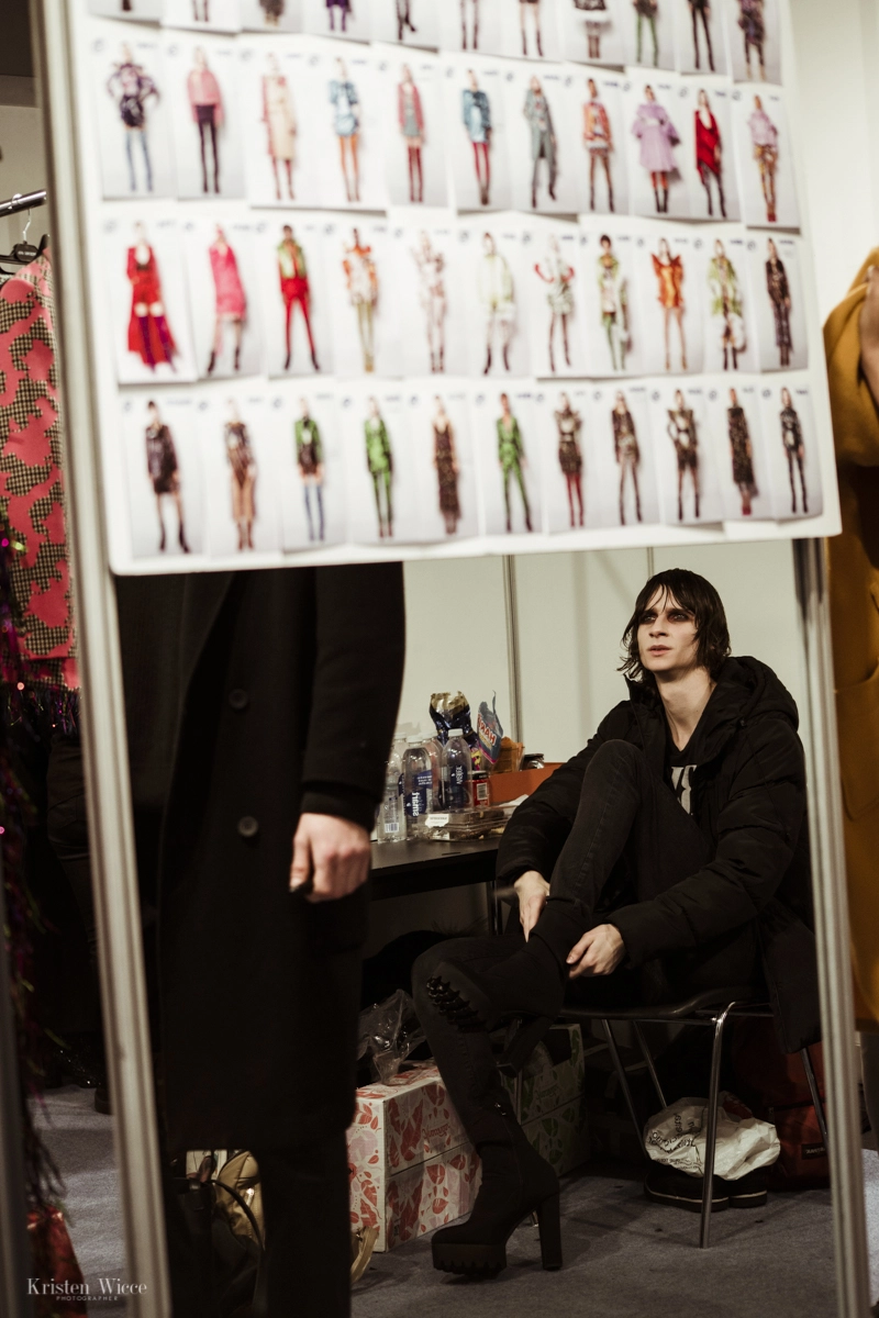 Momento en el backstage del desfile 