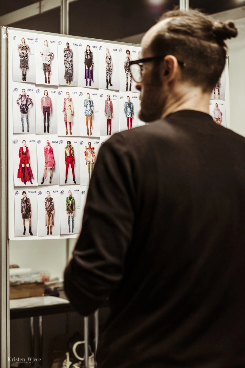 Momento en el backstage del desfile 