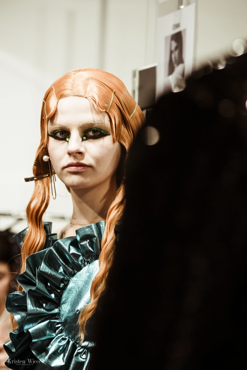 Momento en el backstage del desfile 