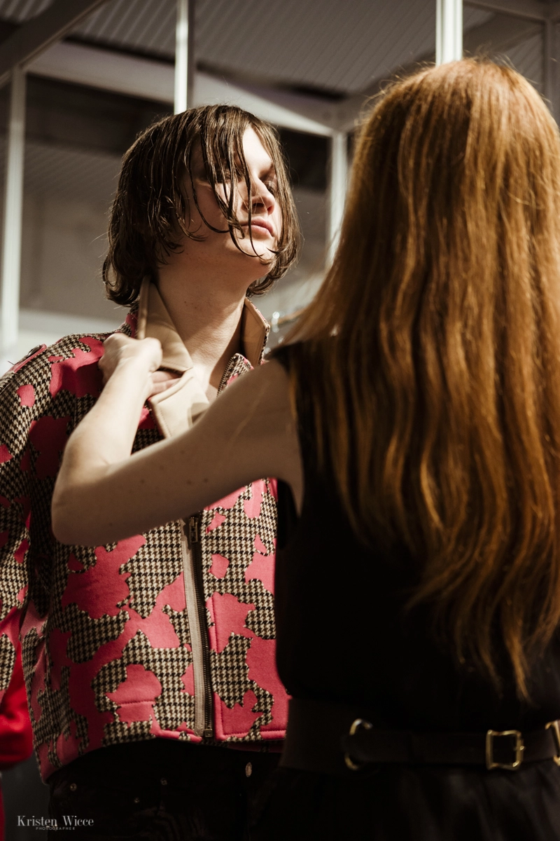 Momento en el backstage del desfile 