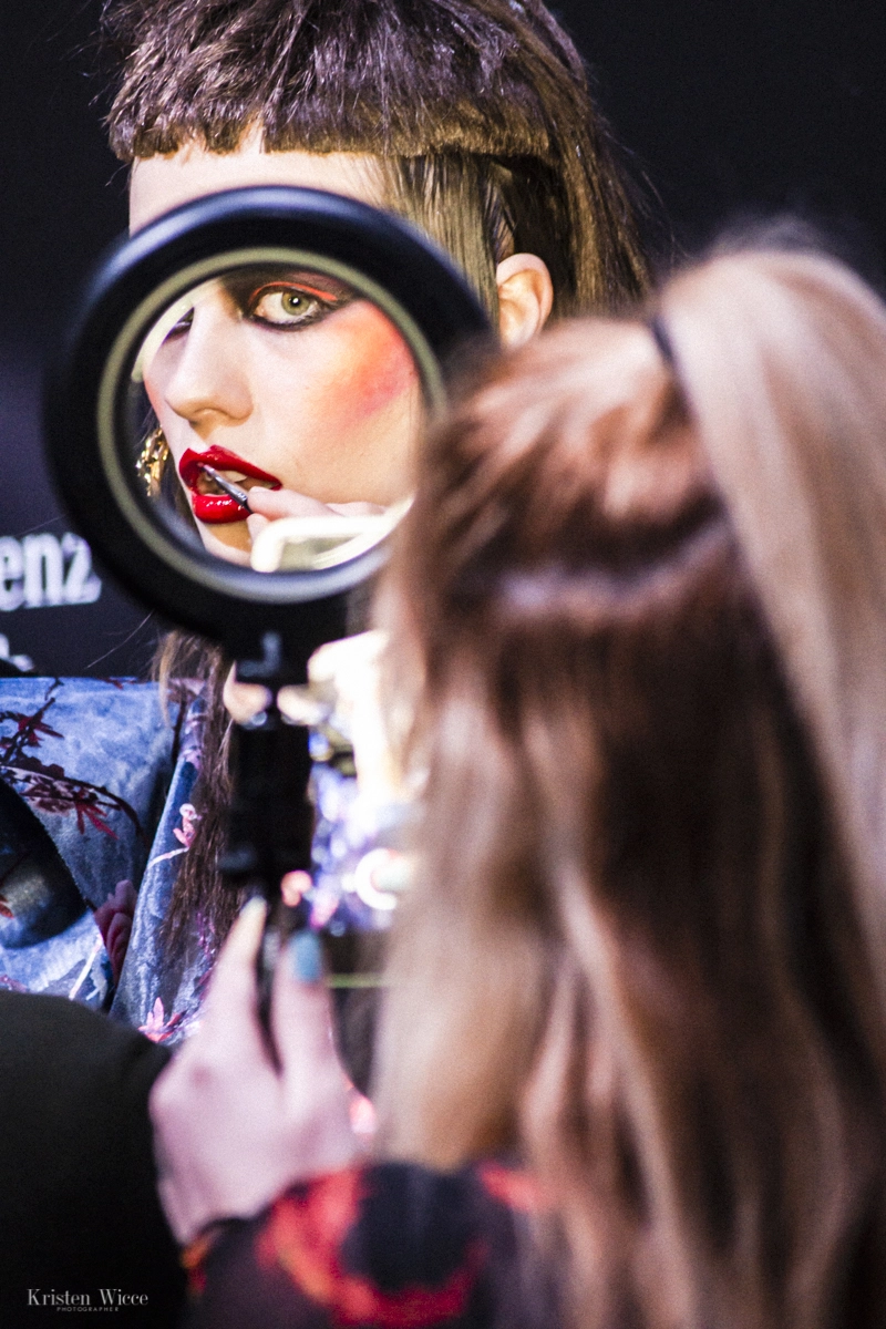 Momento en el backstage del desfile 