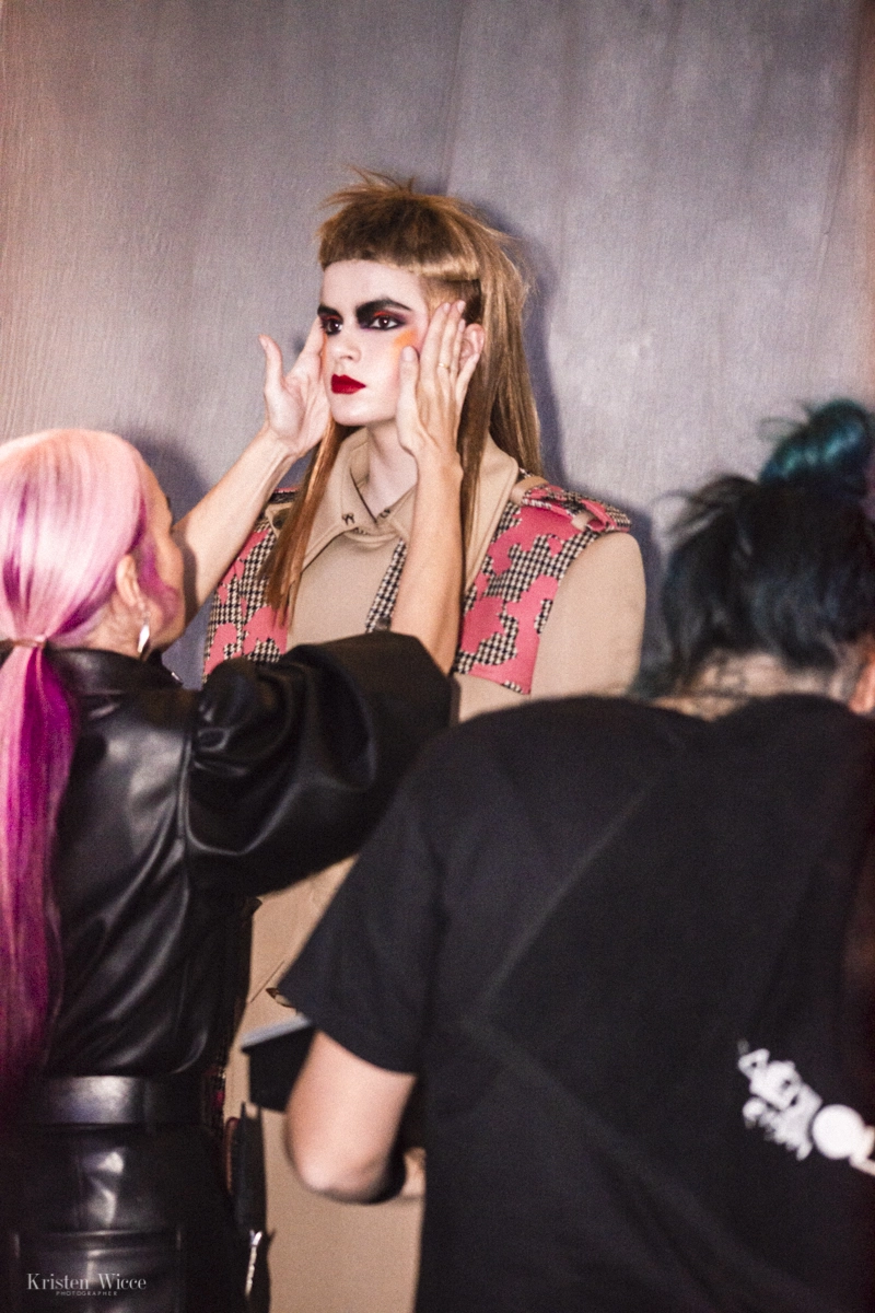 Momento en el backstage del desfile 