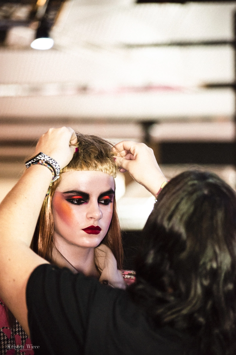 Momento en el backstage del desfile 