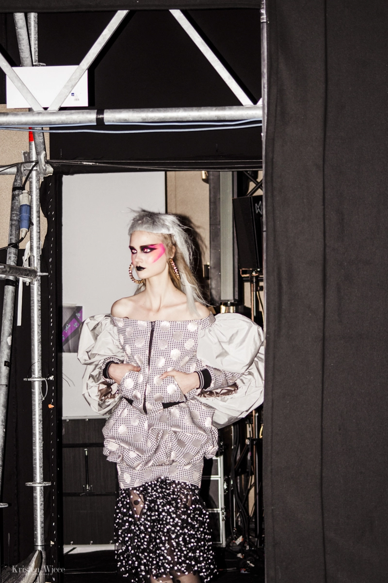 Momento en el backstage del desfile 