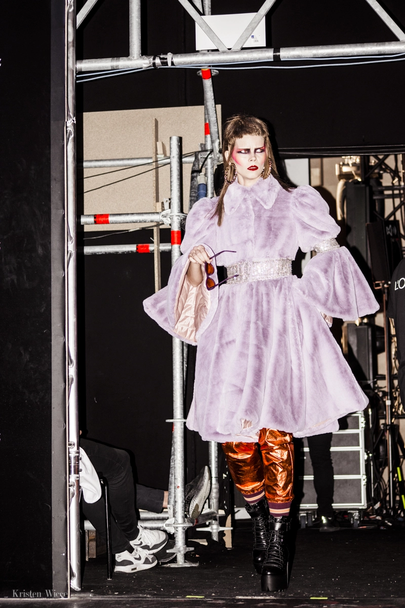 Momento en el backstage del desfile 