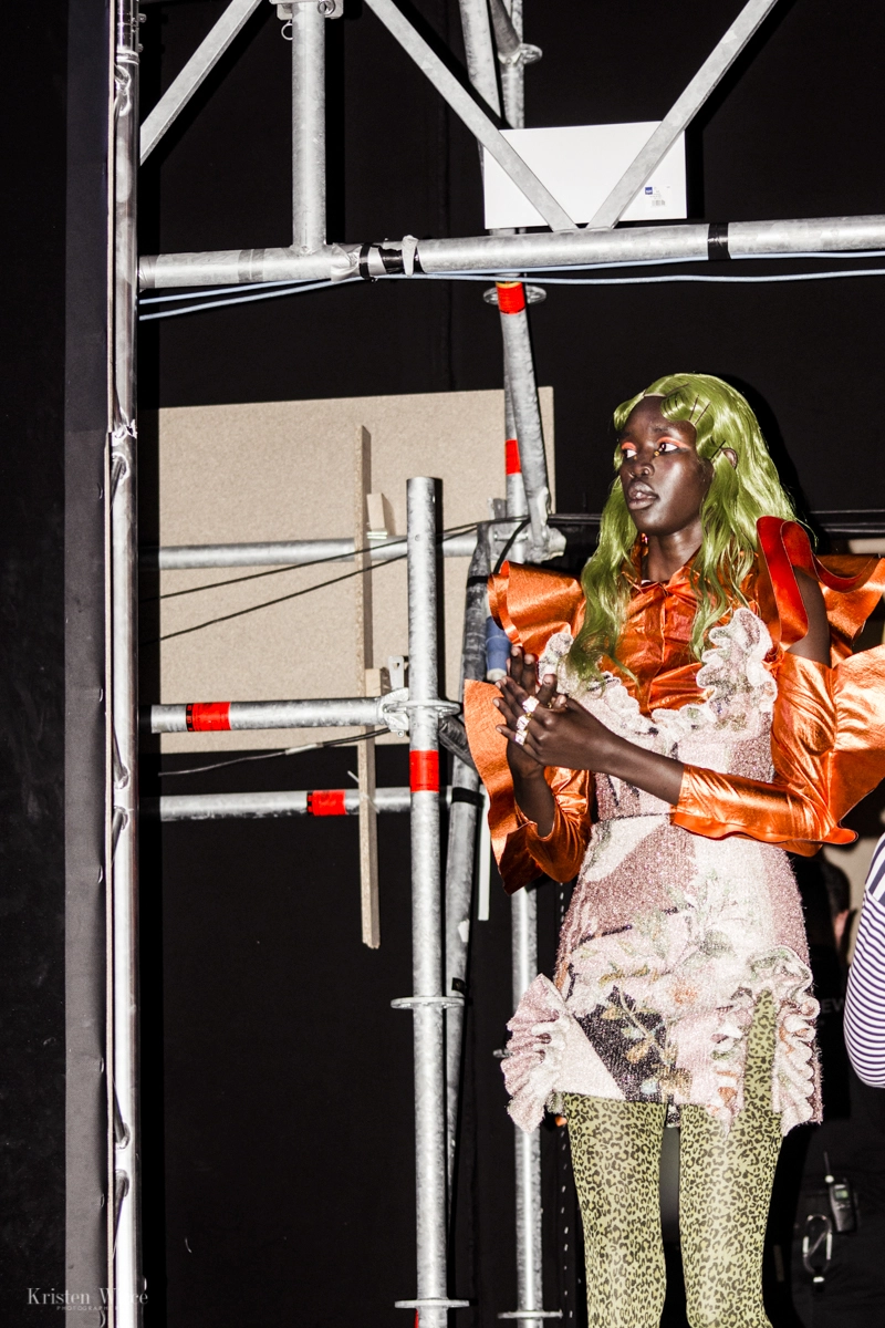 Momento en el backstage del desfile 