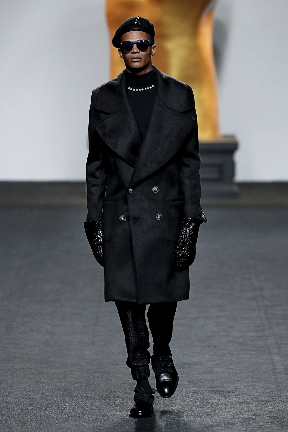 Look 06 de la colección “The Dreamer”, colección otoño invierno 2017-18 de la diseñadora de moda Ana Locking en la Mercedes Benz Fashion Week de Madrid.