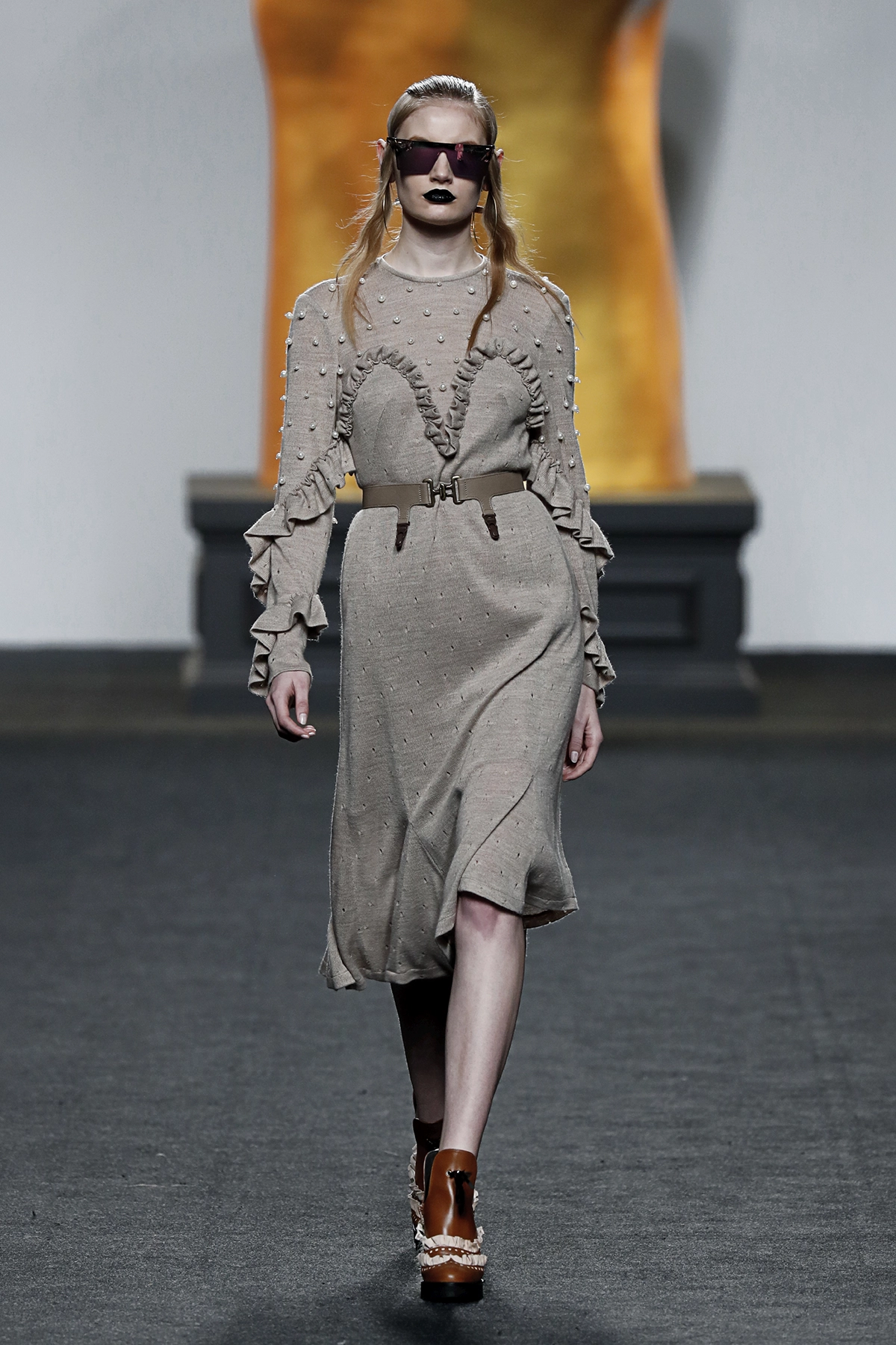 Look 09 de la colección “The Dreamer”, colección otoño invierno 2017-18 de la diseñadora de moda Ana Locking en la Mercedes Benz Fashion Week de Madrid.