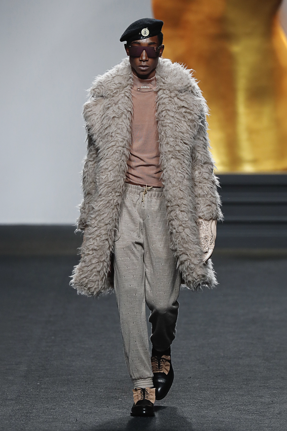 Look 10 de la colección “The Dreamer”, colección otoño invierno 2017-18 de la diseñadora de moda Ana Locking en la Mercedes Benz Fashion Week de Madrid.