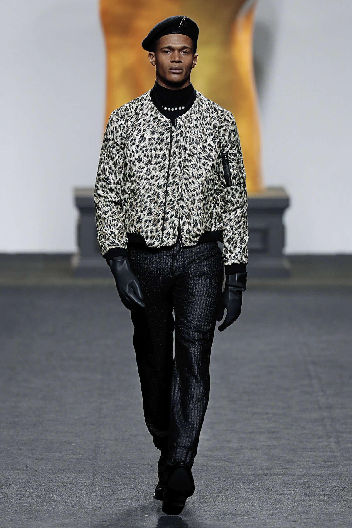 Look 21 de la colección “The Dreamer”, colección otoño invierno 2017-18 de la diseñadora de moda Ana Locking en la Mercedes Benz Fashion Week de Madrid.