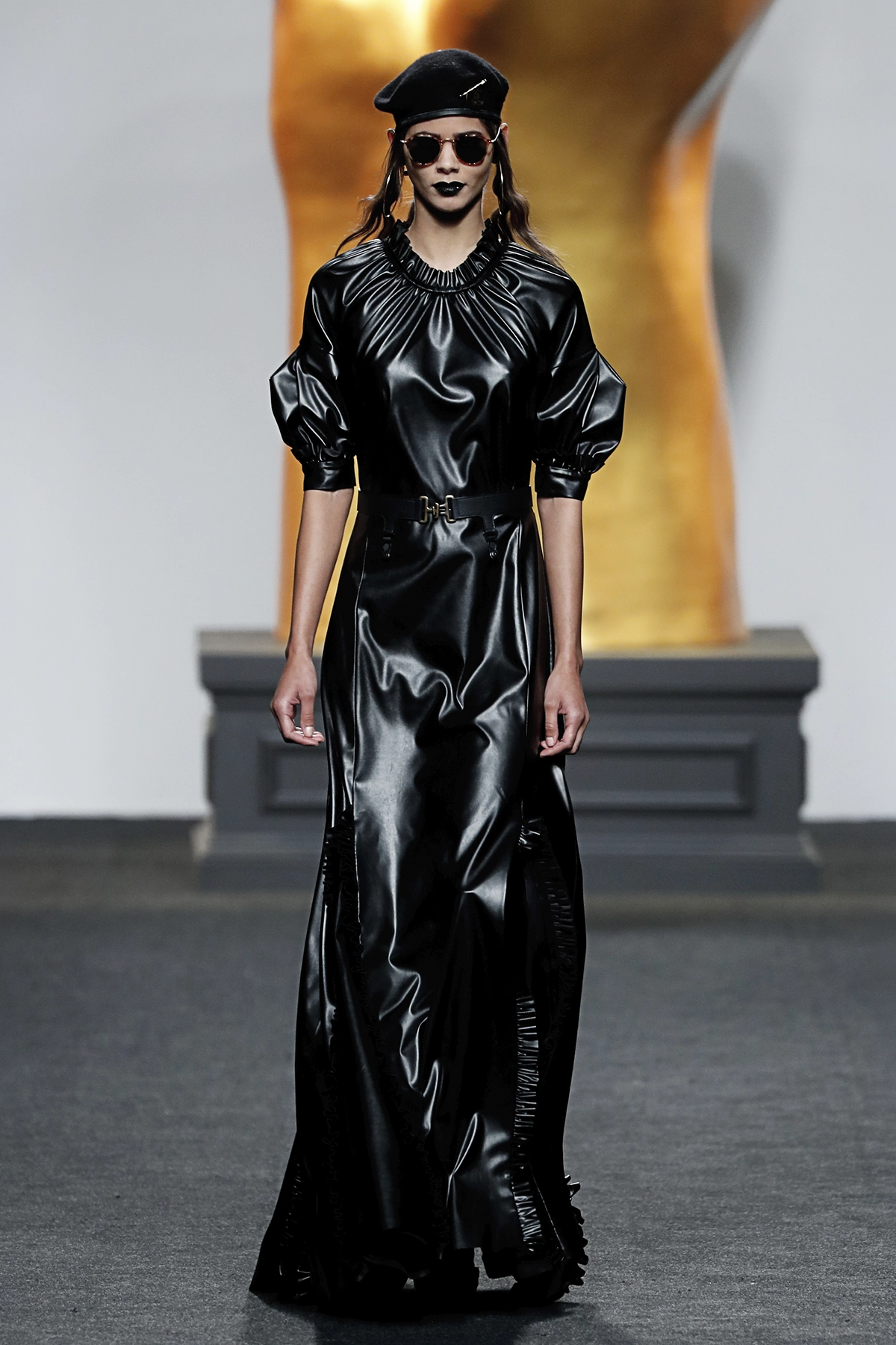 Look 25 de la colección “The Dreamer”, colección otoño invierno 2017-18 de la diseñadora de moda Ana Locking en la Mercedes Benz Fashion Week de Madrid.