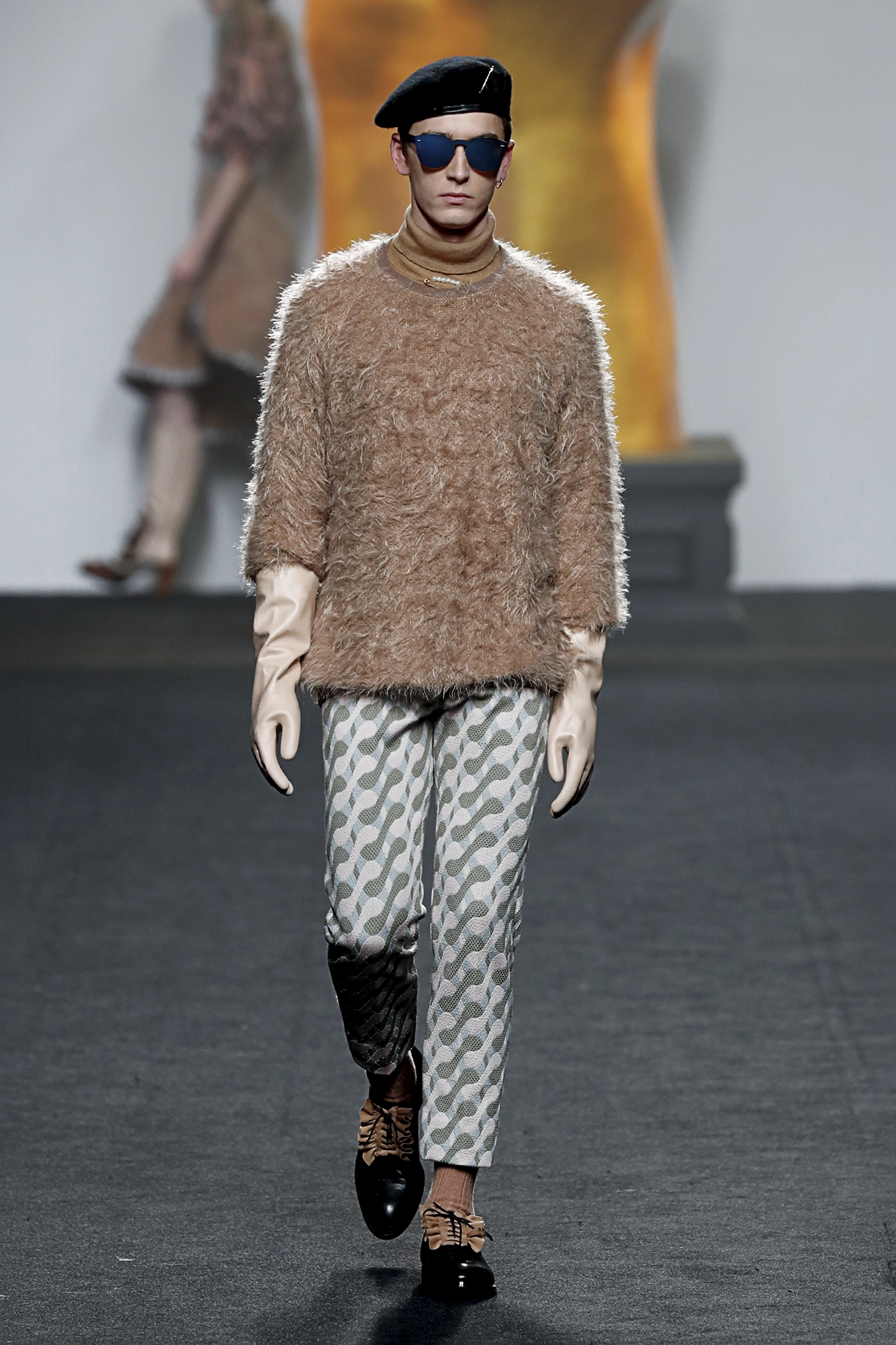 Look 31 de la colección “The Dreamer”, colección otoño invierno 2017-18 de la diseñadora de moda Ana Locking en la Mercedes Benz Fashion Week de Madrid.