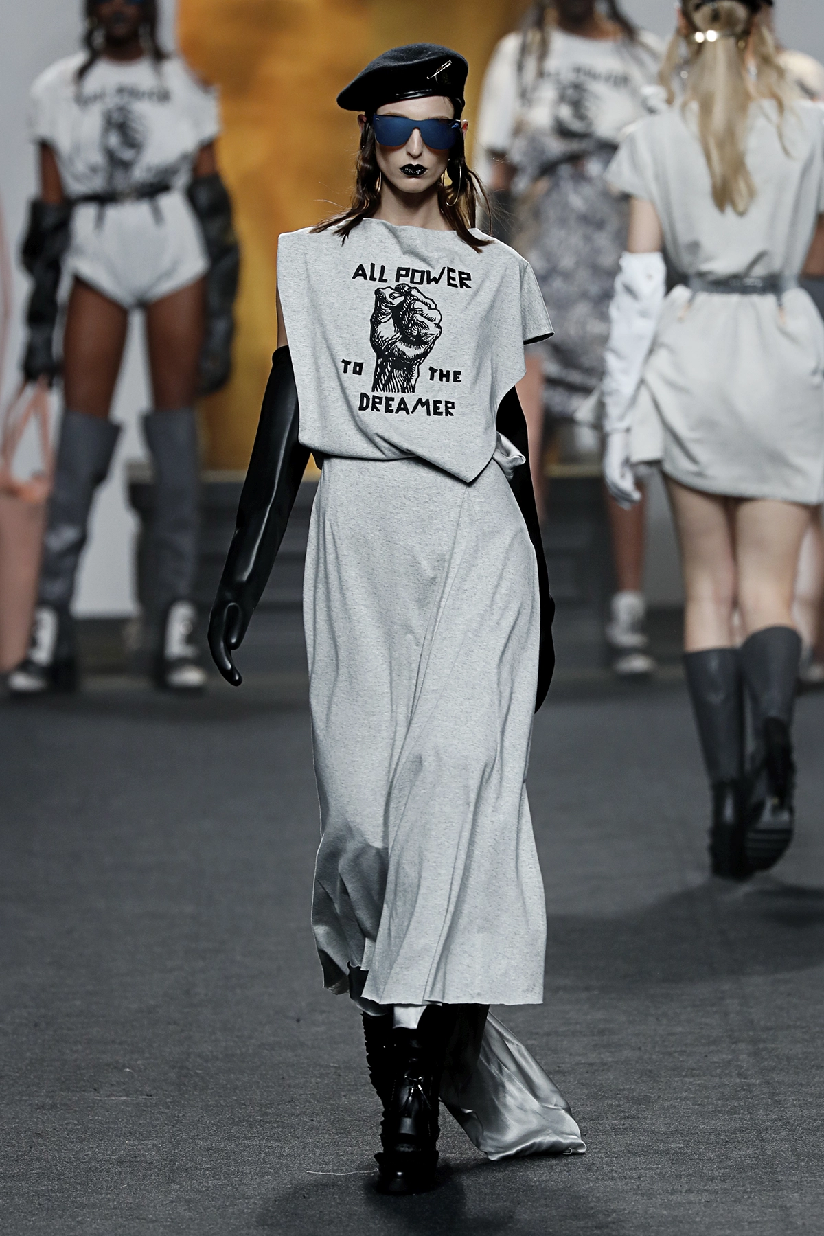 Look 40 de la colección “The Dreamer”, colección otoño invierno 2017-18 de la diseñadora de moda Ana Locking en la Mercedes Benz Fashion Week de Madrid.