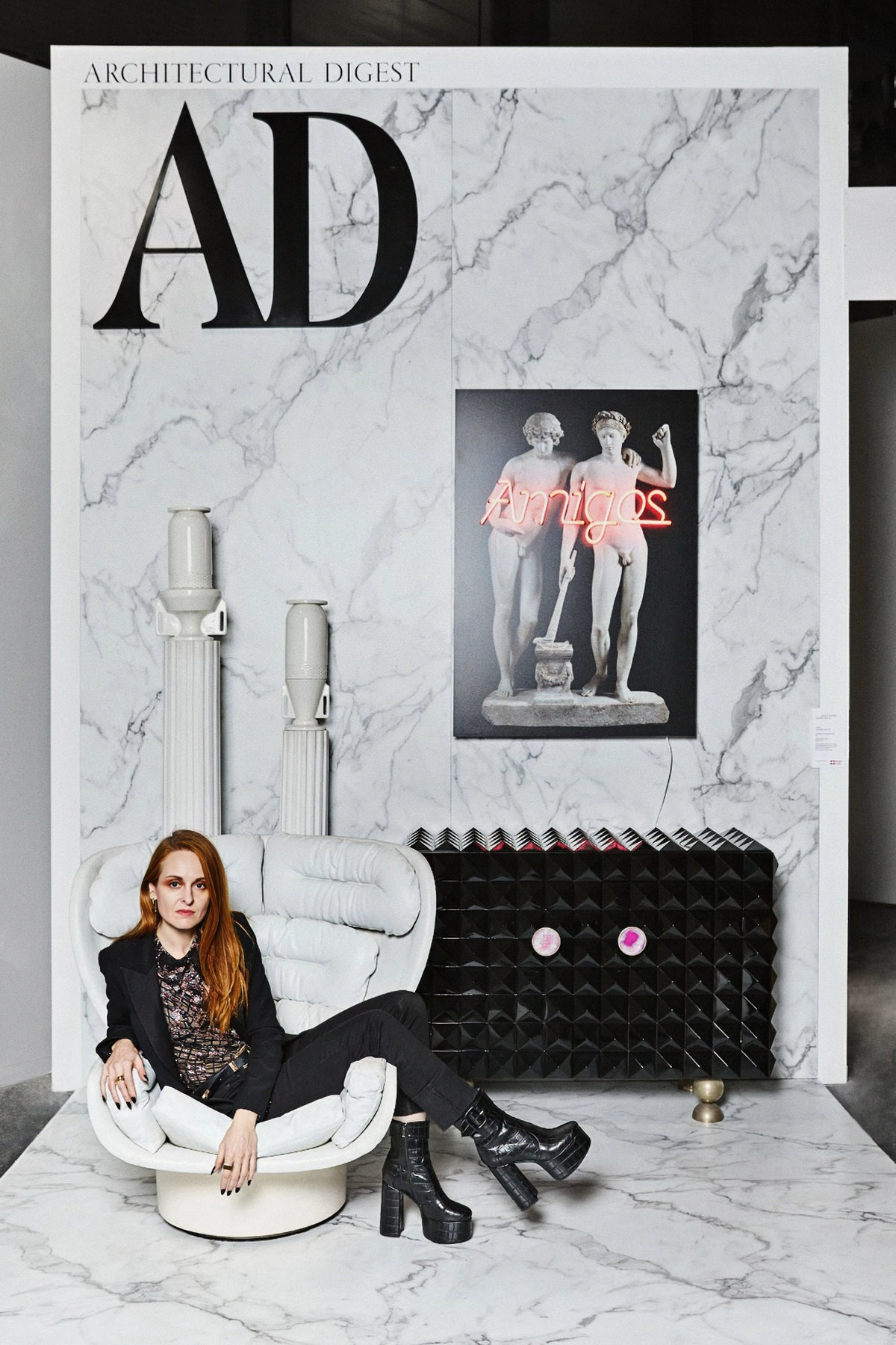 Fotografía de Ana Locking dentro del set escenográfico diseño por ella para recrear una portada de la revista AD en formato XXL para la feria de arte contemporáneo ARCO 2020, jarrones de la colección 