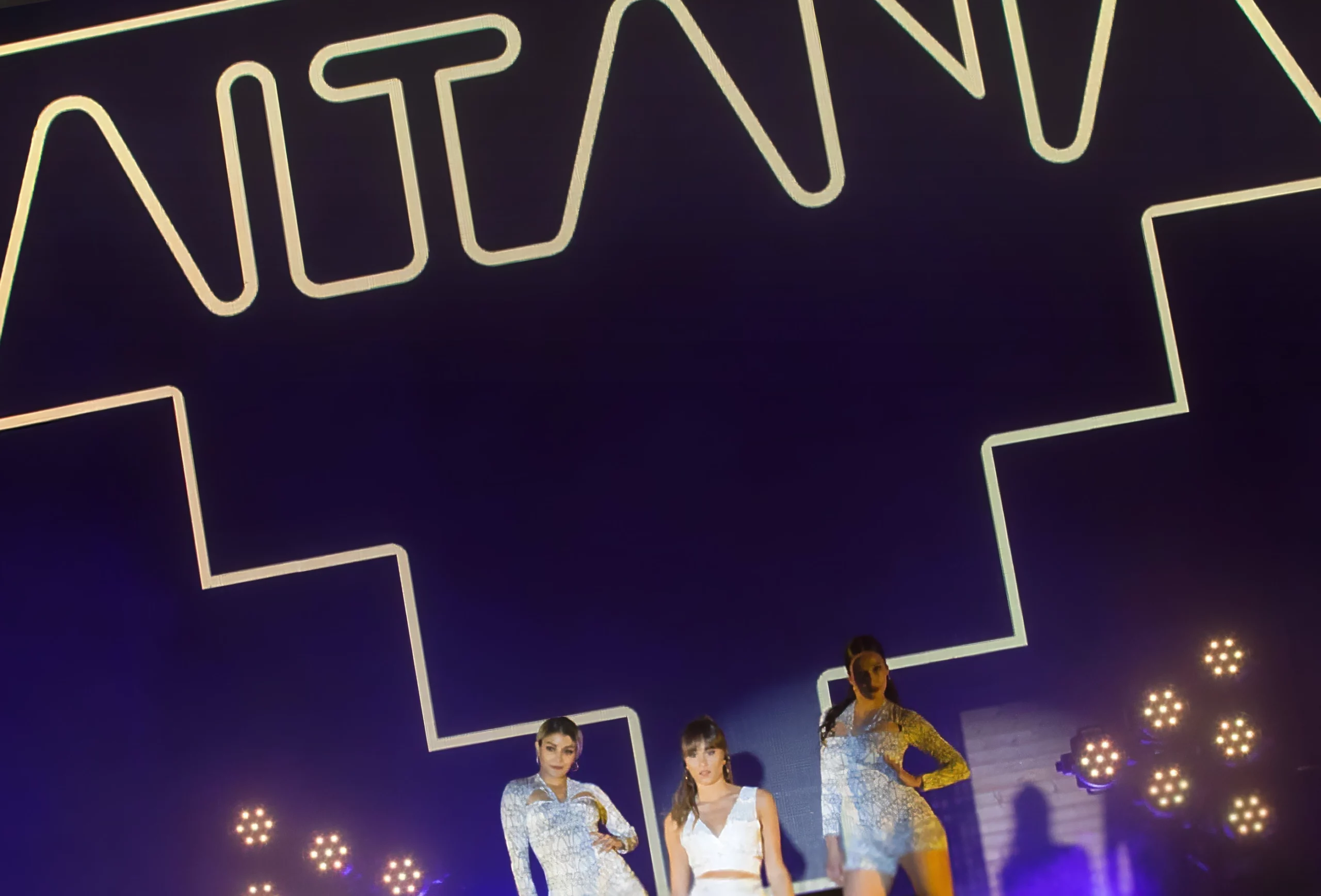 Logotipo diseñado por Ana Locking para la gira 