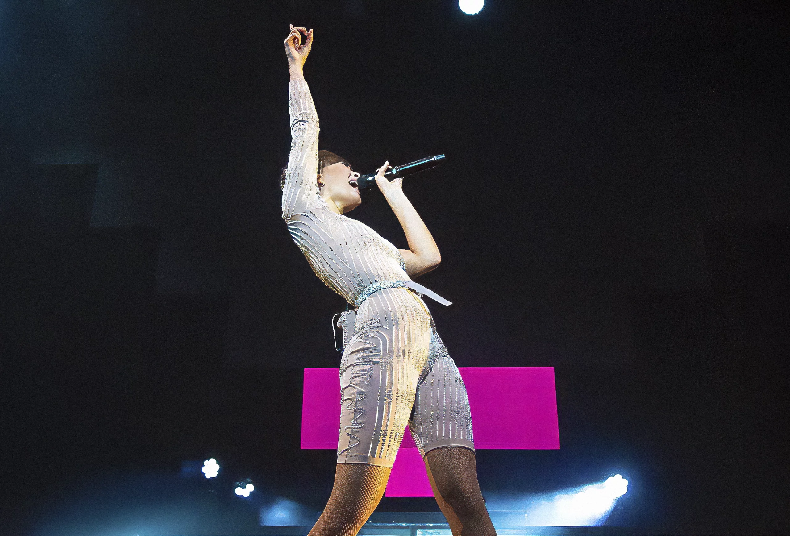 La cantante Aitana, con el vestuario de la gira 